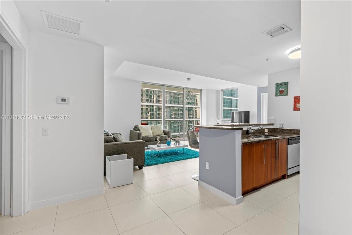 MET 1 CONDO - Residential Lease