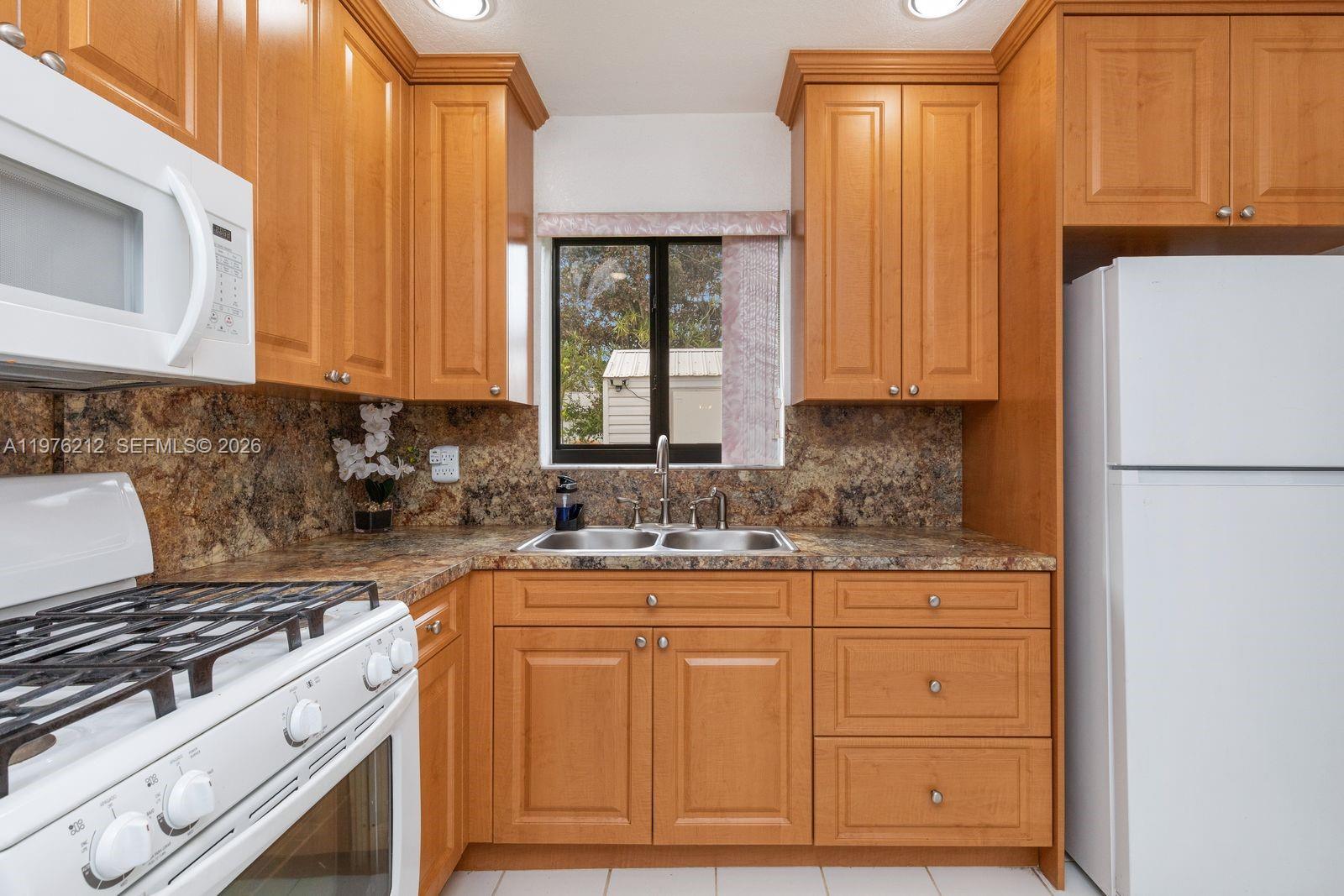 BROADVIEW COUNTRY CLUB ES - Residential