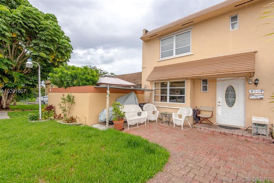 WONDERFUL 3/2 CORNER UNIT TOWNHOUSE IN WESTCHESTER! LARGE LIVING ROOM AND KITCHEN. COZY PATIO! VERY CENTRIC, CLOSE TO FIU. STAINLESS STEEL APPLAINCES, NEW WASHER/DRYER!Currently a 2 bedroom but originally 3 bedroom, can be easily converted back. Seller is willing to convert back to 3 bedroom.