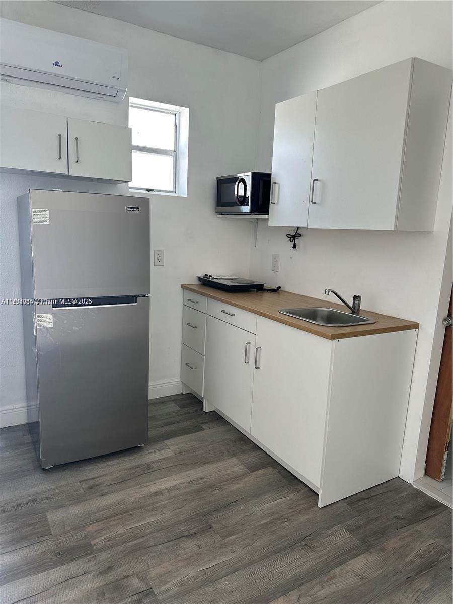 LOCATION LOCATION!!! ONLY 2-MONTHS CAN GET YOU TO CALL THIS HOME
LOCATED IN THE COUNTRY CLUB AREA NEAR MIAMI LAKES AND MIRAMAR.
STUDIO/EFFIECIENCY WITH PRIVATE ENTRANCE AND PATIO AREA. READY TO MOVE IN AND NEW APPLIANCES.
UTILITIES INCLUDED, INTERNET, FPL, WATER AND GARBAGE PICK UP CLOSE TO ALL MAJOR SHOPPING CENTERS,
GYM AND GROCERY STORES FIRST AND 1-MONTH SECURITY TO MOVE IN CALL LANDLORD TO SCHEDULE SHOWINGS