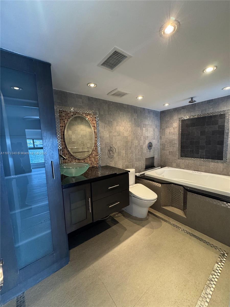 LEEWARD POINT CONDO - Residential Lease