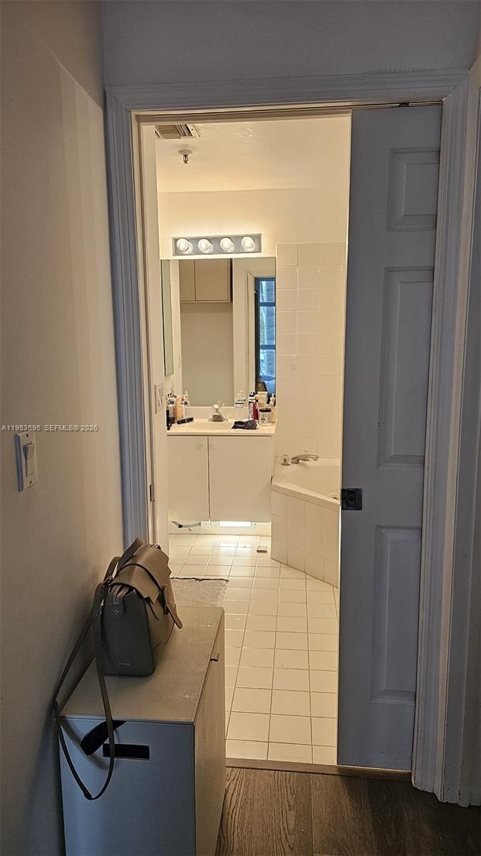 DORAL HOUSE CONDO NO 1 - Residential