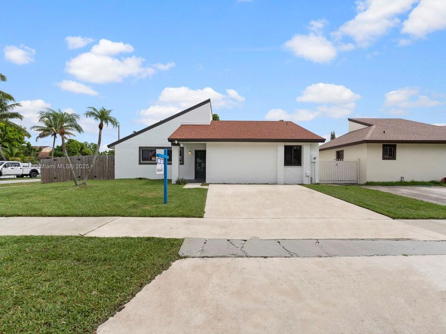 Remodeled 3/2 SFR in Oak Park. This 1231 sq ft home sits on a 5466 sq ft corner lot. Property features all tiled floors, brand new kitchen cabinets with Quartz counter tops, brand new Impact windows and doors throughout and brand new stainless steel appliances. No HOA !!! We want offers !!!!