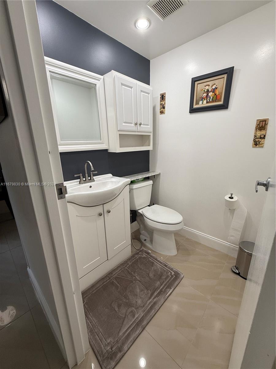 KINGS POINT SAXONY CONDOS - Residential