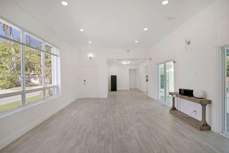 HOLLYWOOD LAKES SECTION - Residential