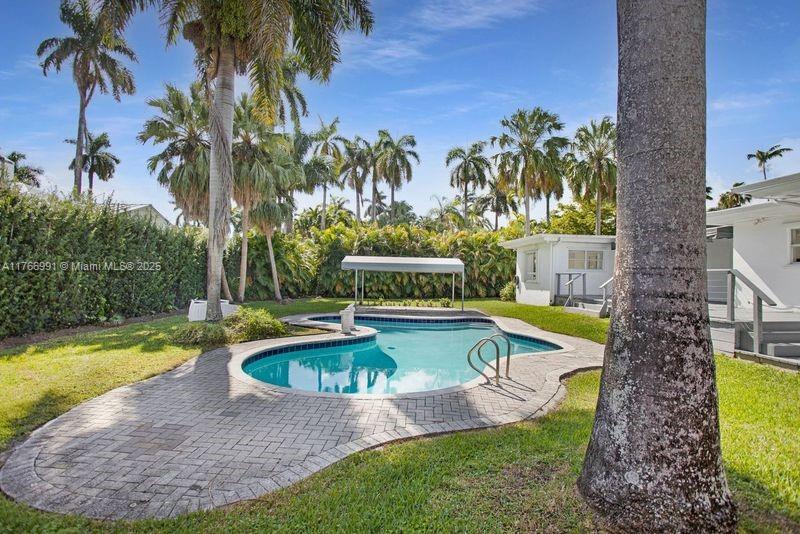 HOLLYWOOD LAKES SECTION - Residential