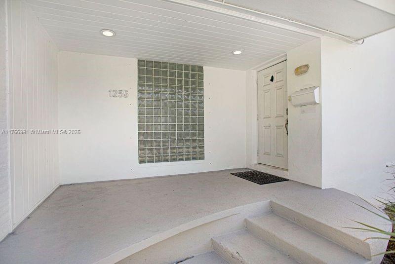 HOLLYWOOD LAKES SECTION - Residential