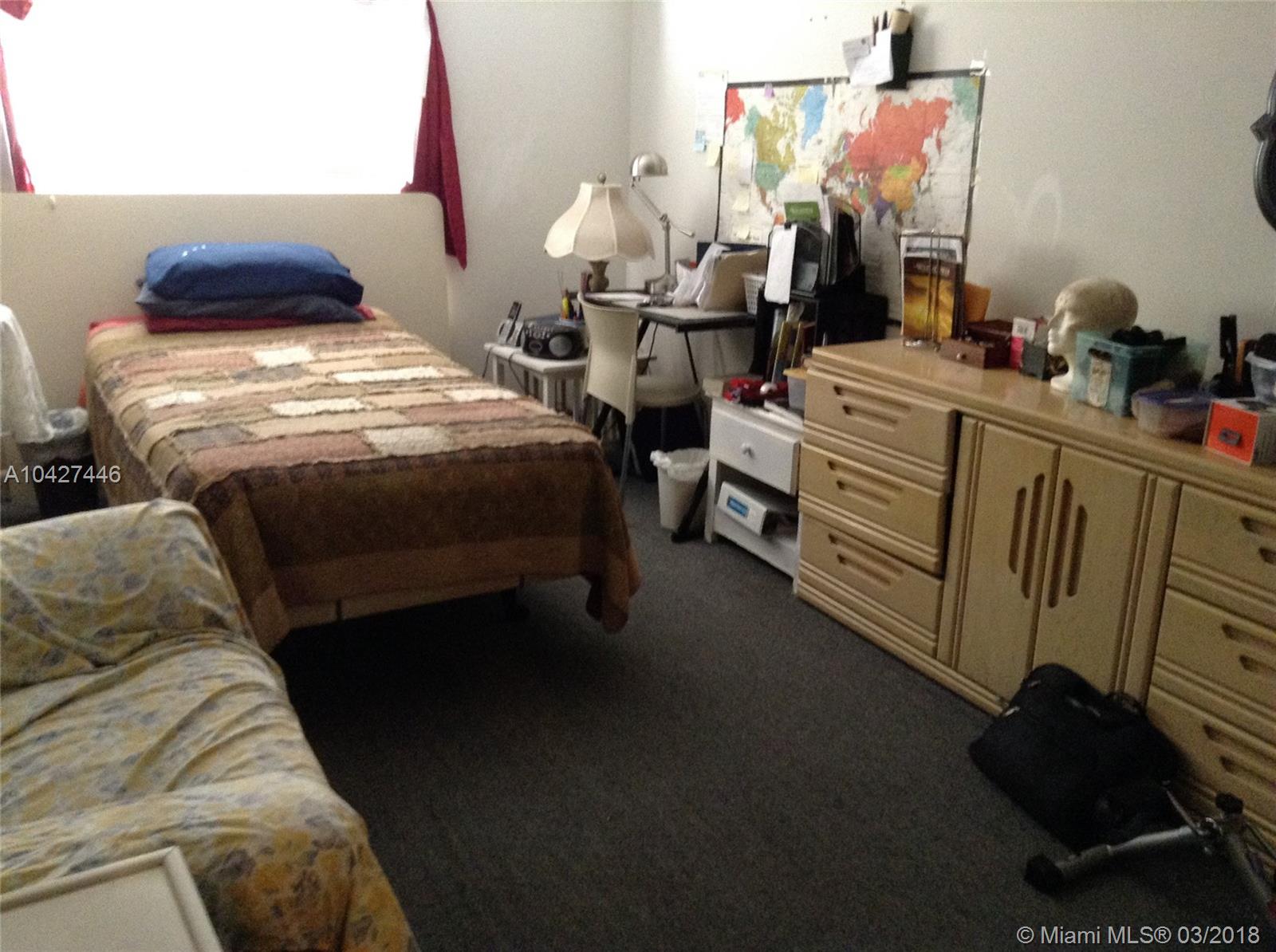 HOLLYWOOD LITTLE RANCHES - Residential