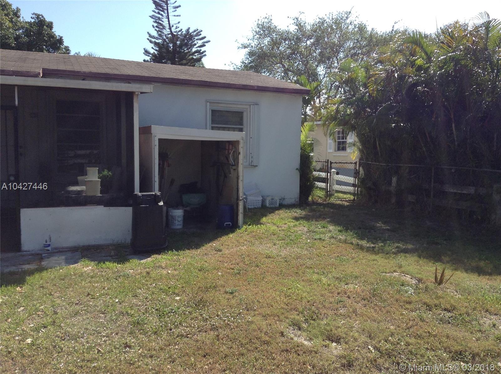 HOLLYWOOD LITTLE RANCHES - Residential