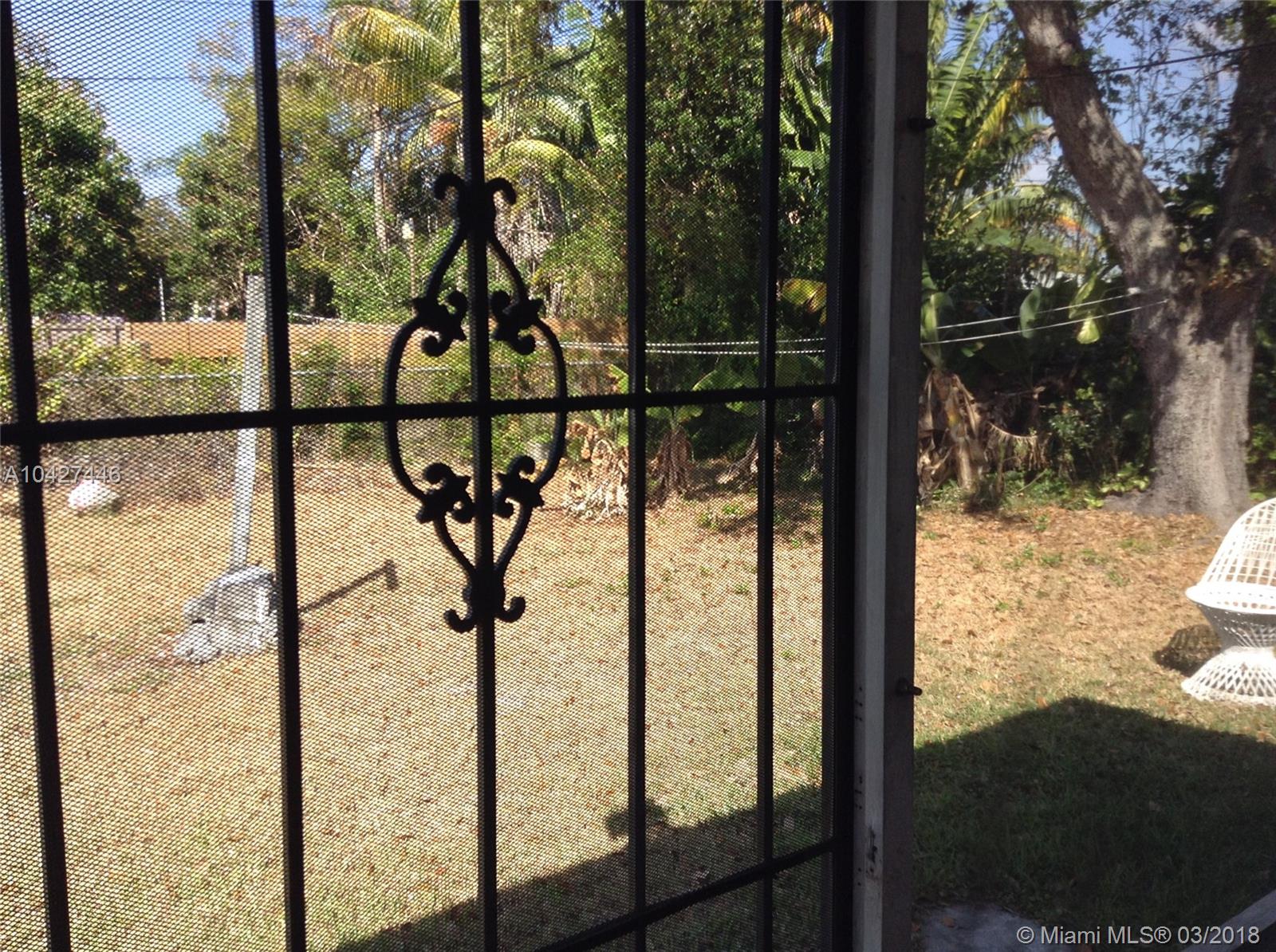 HOLLYWOOD LITTLE RANCHES - Residential