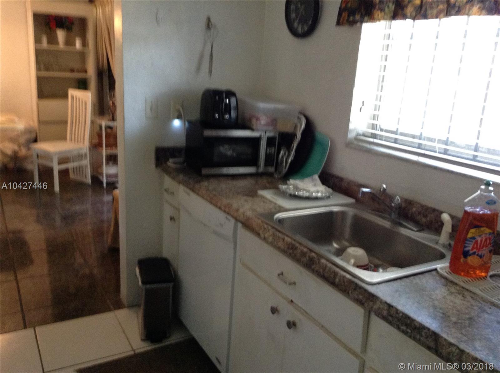 HOLLYWOOD LITTLE RANCHES - Residential