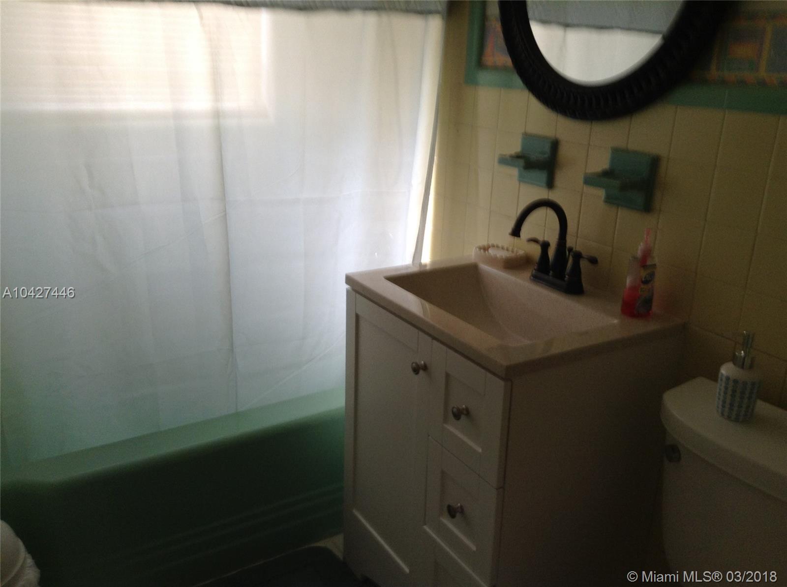 HOLLYWOOD LITTLE RANCHES - Residential