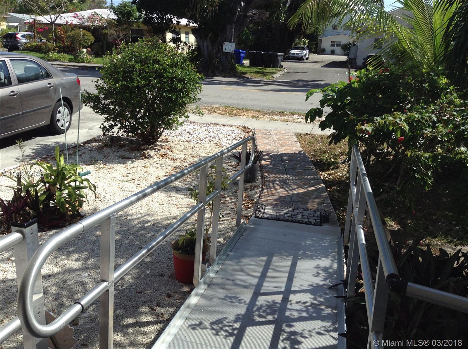 HOLLYWOOD LITTLE RANCHES - Residential