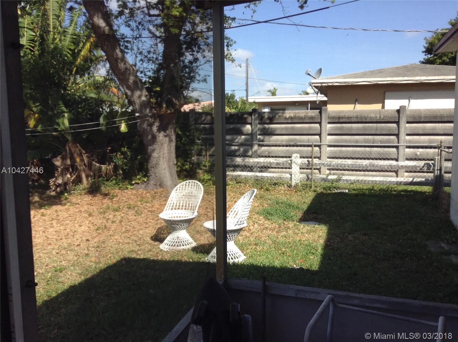 HOLLYWOOD LITTLE RANCHES - Residential