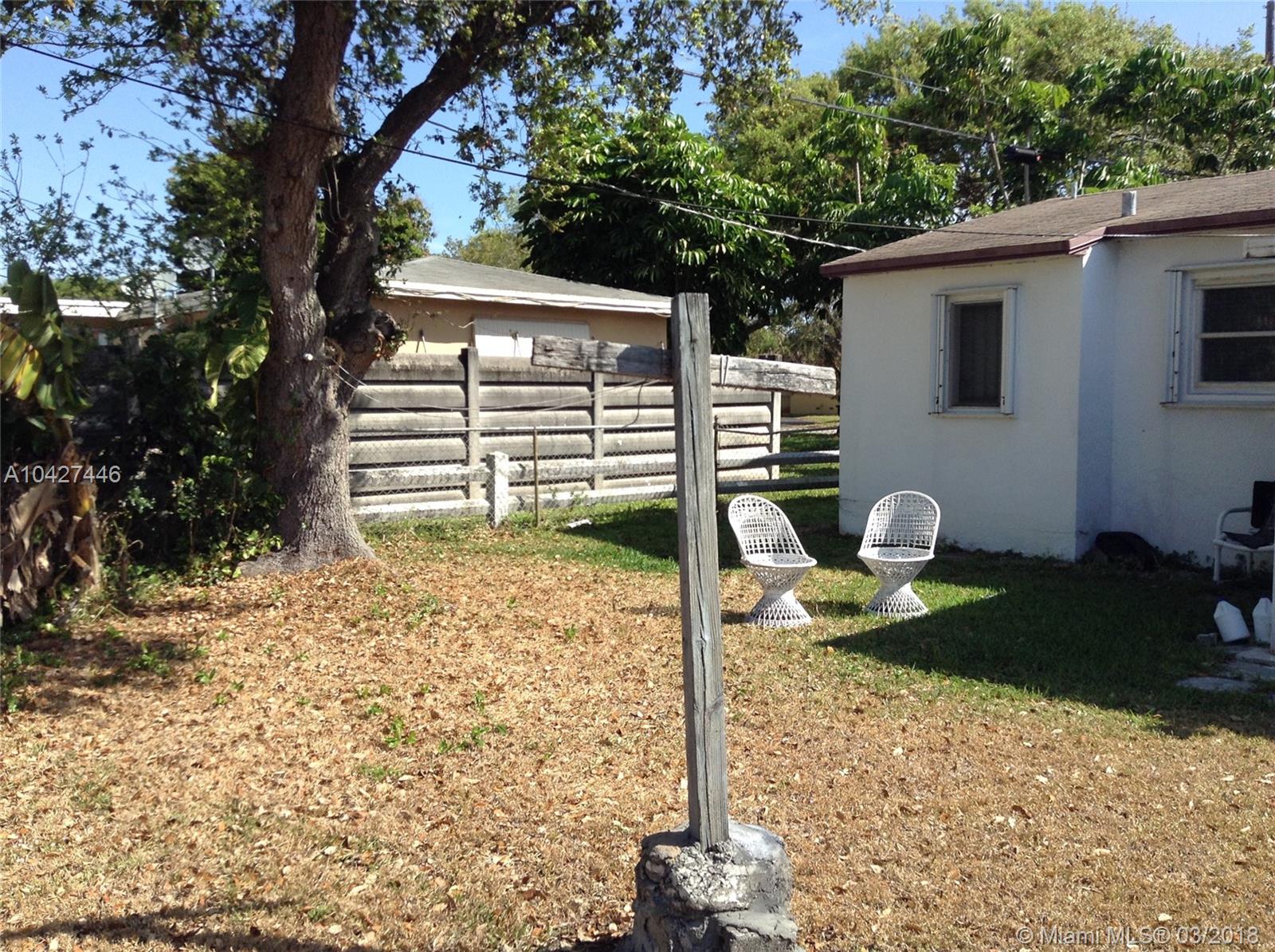 HOLLYWOOD LITTLE RANCHES - Residential