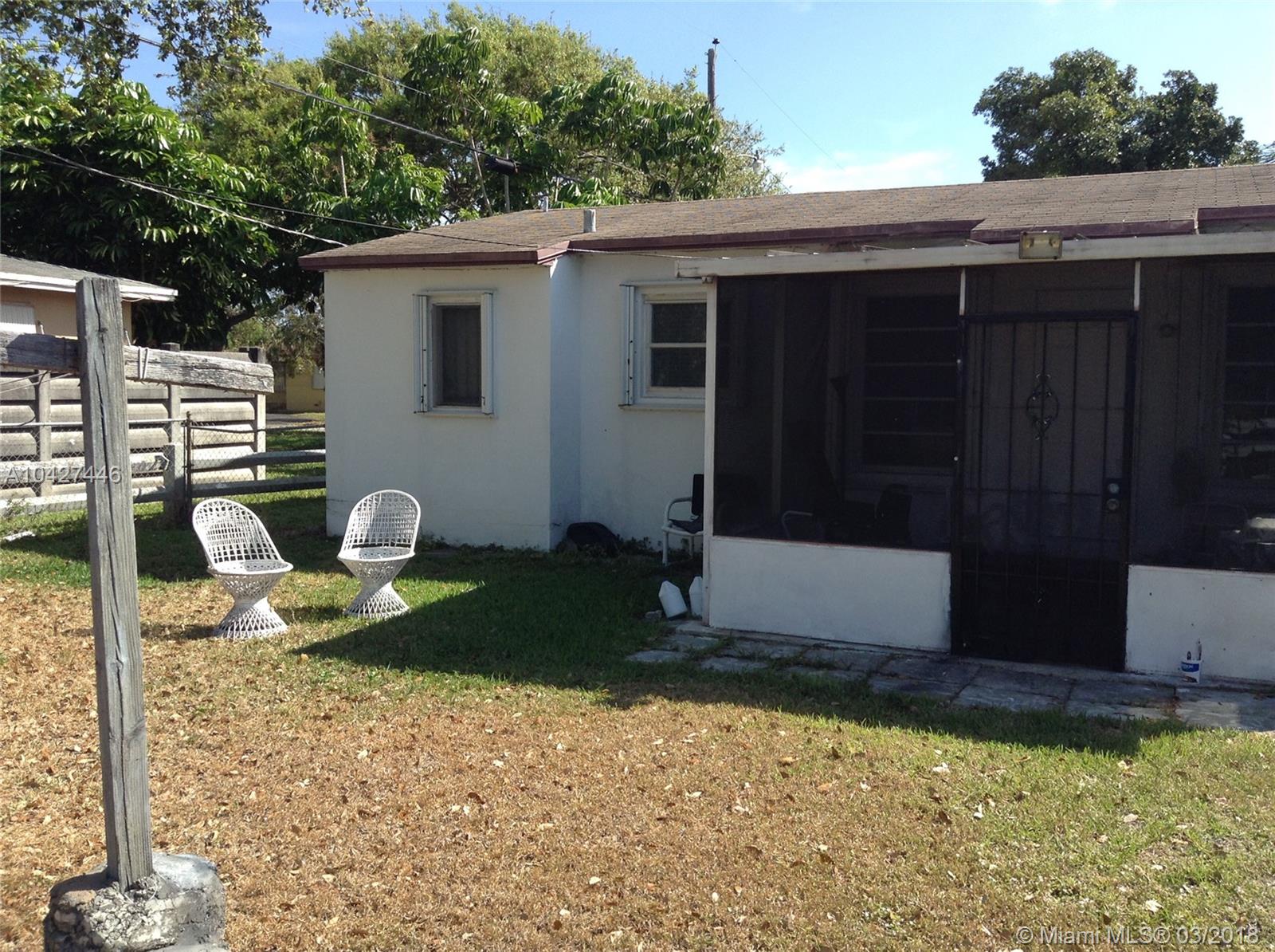 HOLLYWOOD LITTLE RANCHES - Residential