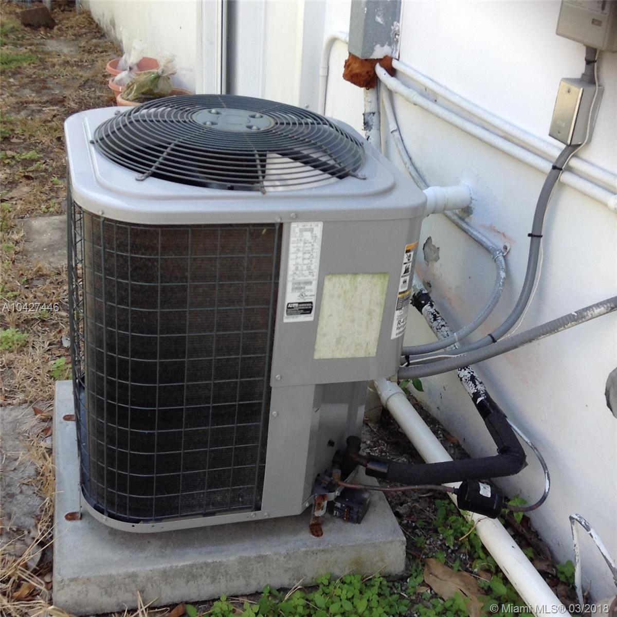 HOLLYWOOD LITTLE RANCHES - Residential