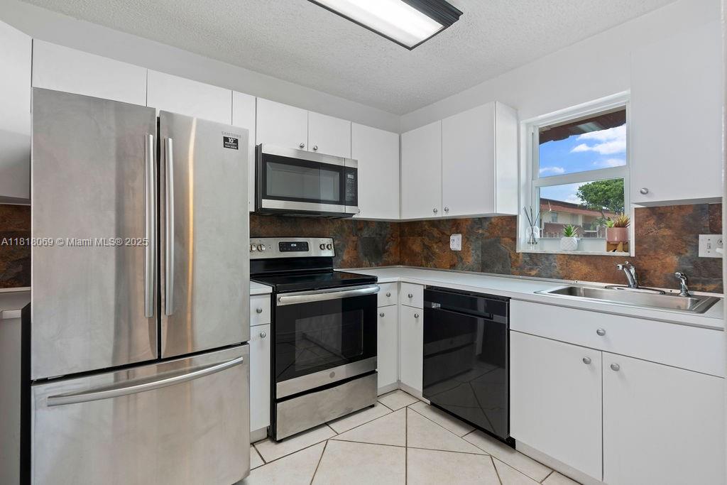 BRENTWOOD TOWNHOUSE 3 CON - Residential