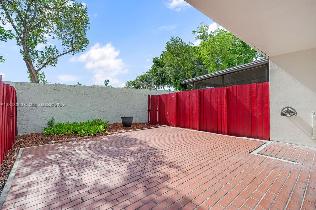BRENTWOOD TOWNHOUSE 3 CON - Residential
