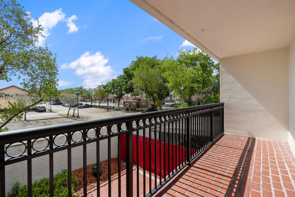 BRENTWOOD TOWNHOUSE 3 CON - Residential