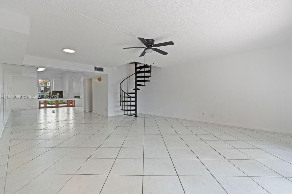 BRENTWOOD TOWNHOUSE 3 CON - Residential