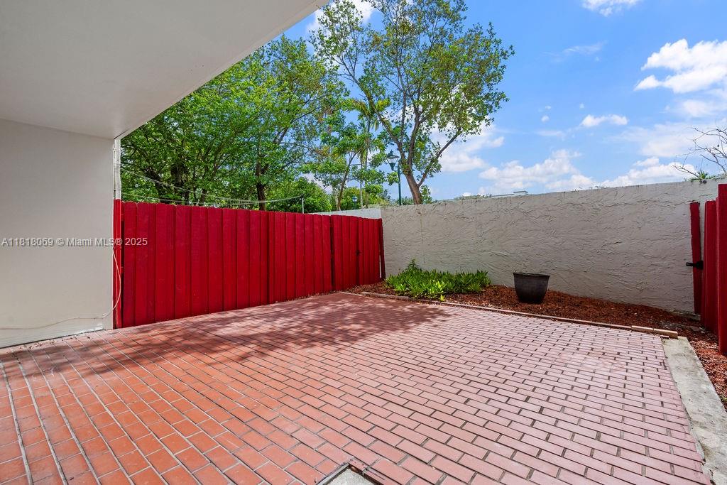 BRENTWOOD TOWNHOUSE 3 CON - Residential