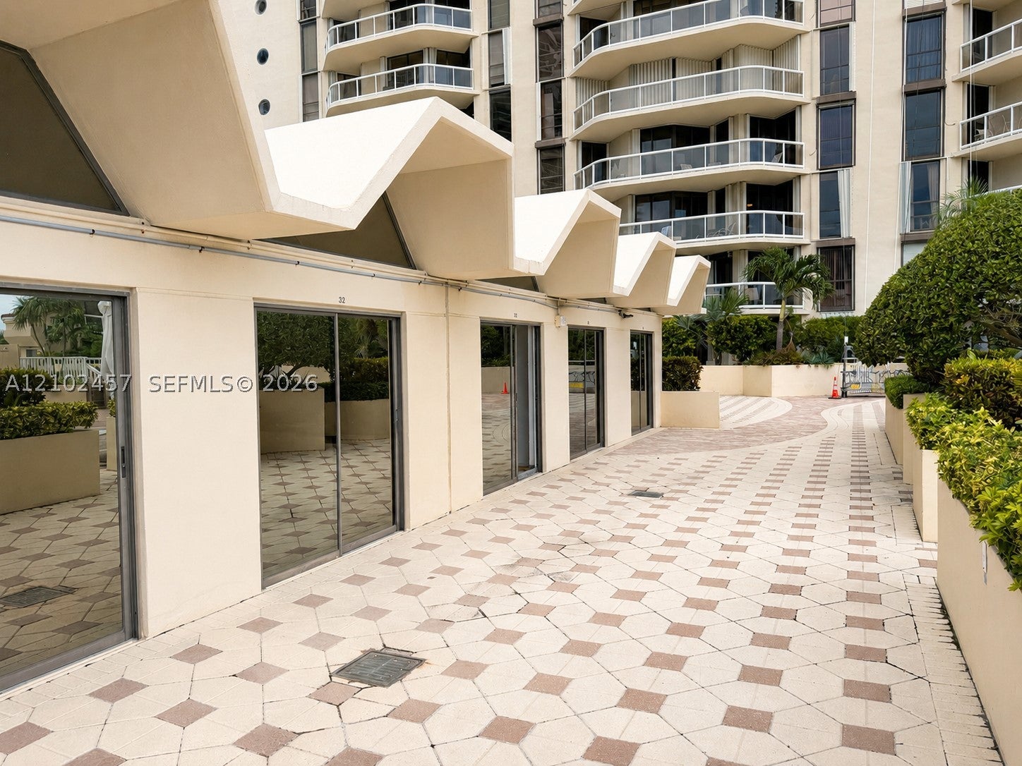 20191 E Country Club Dr CA33