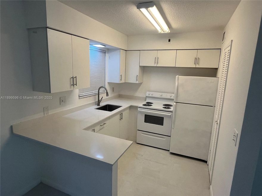 Remodeled 2/1, quiet building, parking, laundry room, good location in Hollywood, don't miss it!!!