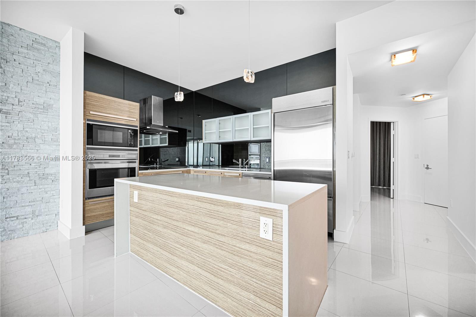 PARAMOUNT BAY - Residential