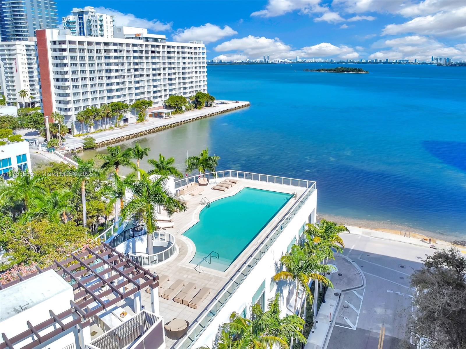 PARAMOUNT BAY - Residential