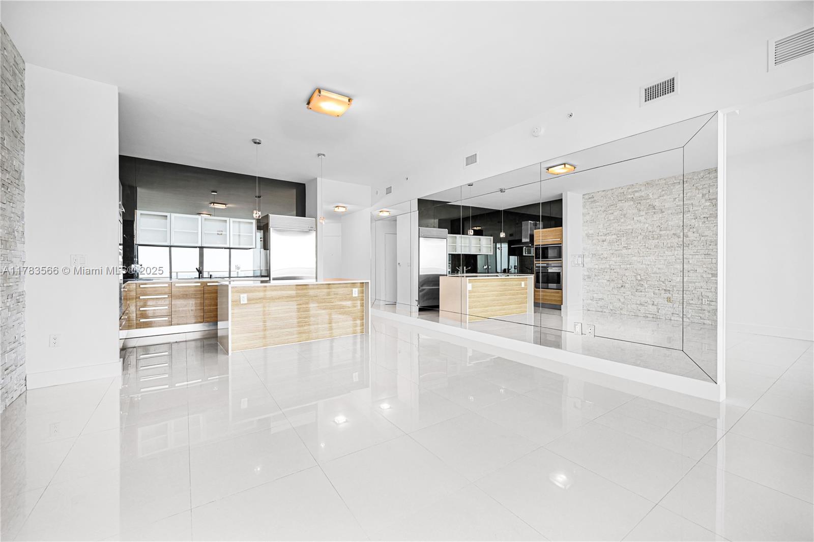 PARAMOUNT BAY - Residential