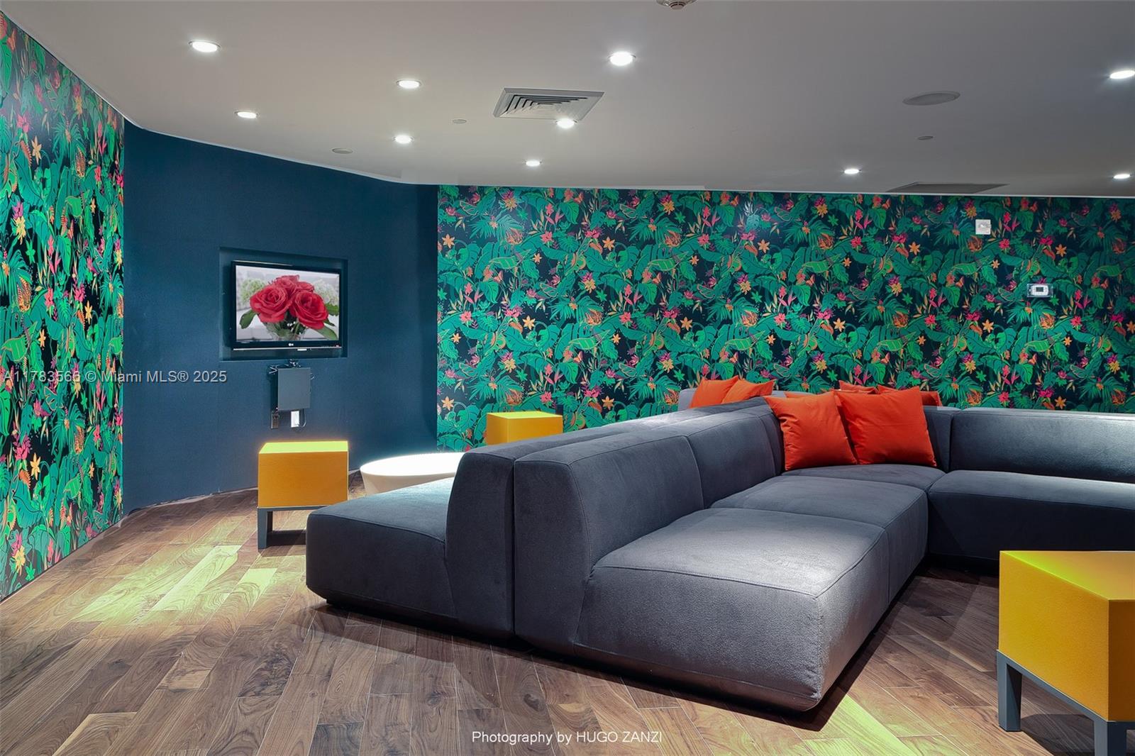 PARAMOUNT BAY - Residential