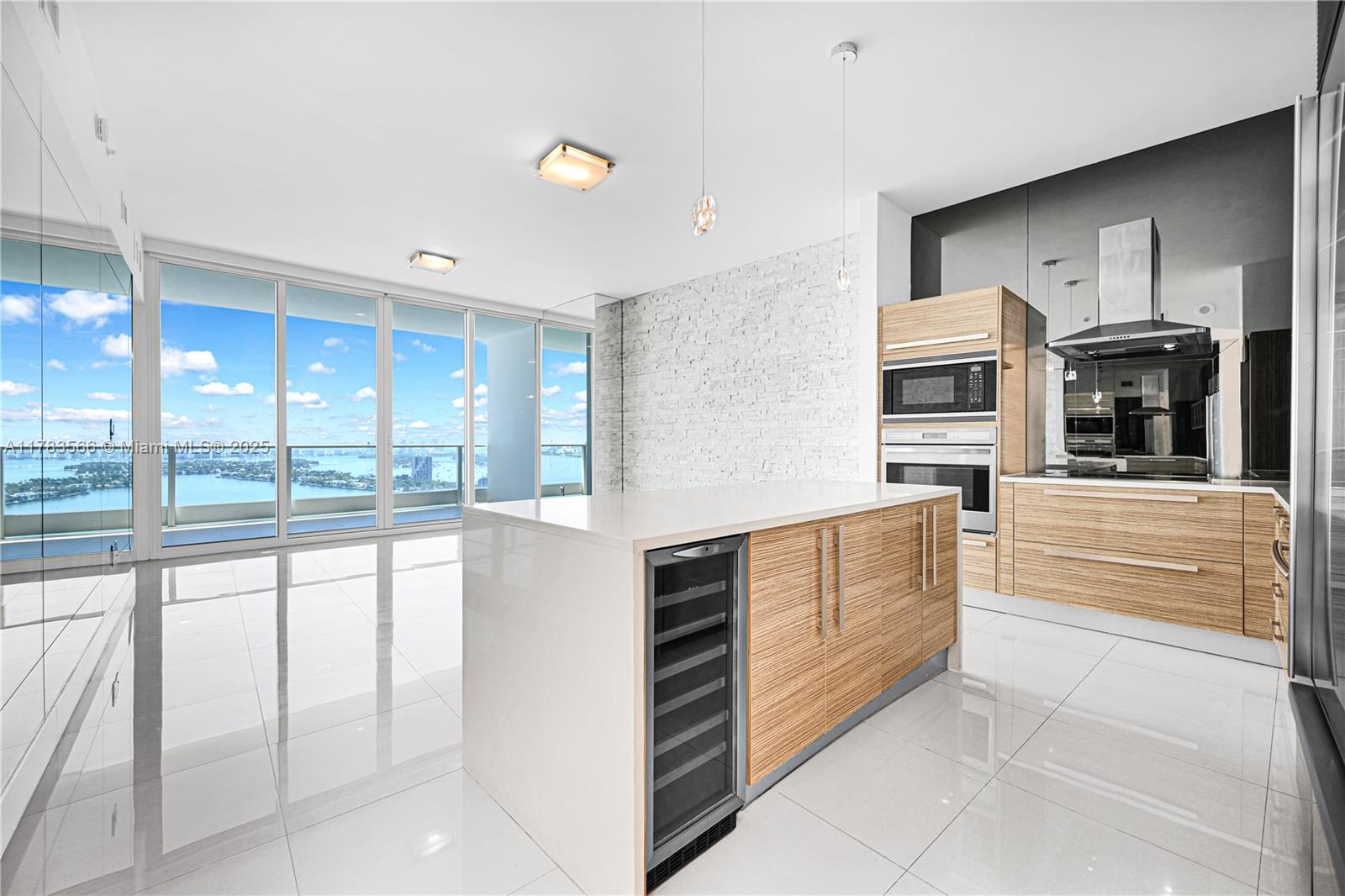 PARAMOUNT BAY - Residential