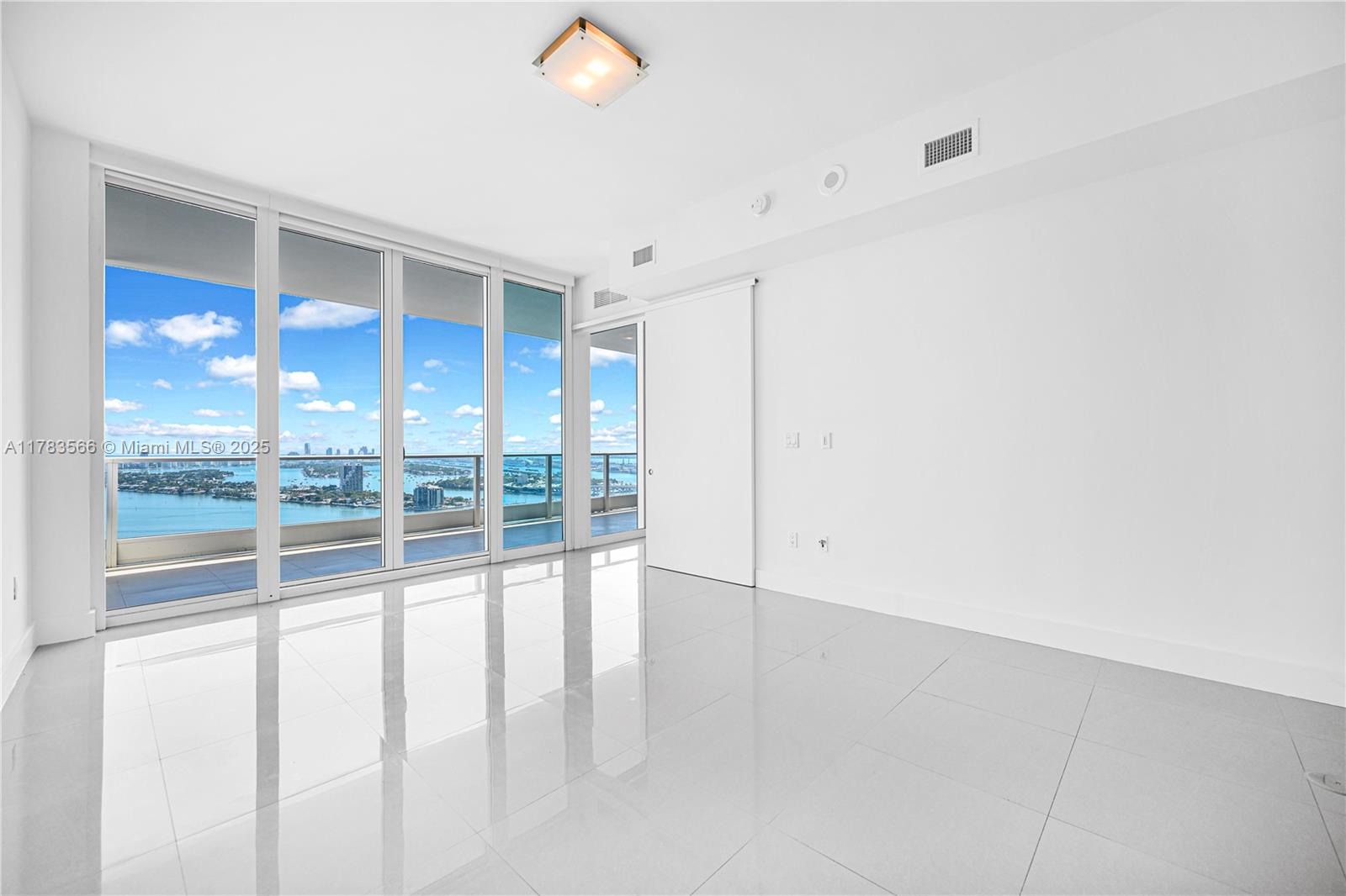 PARAMOUNT BAY - Residential
