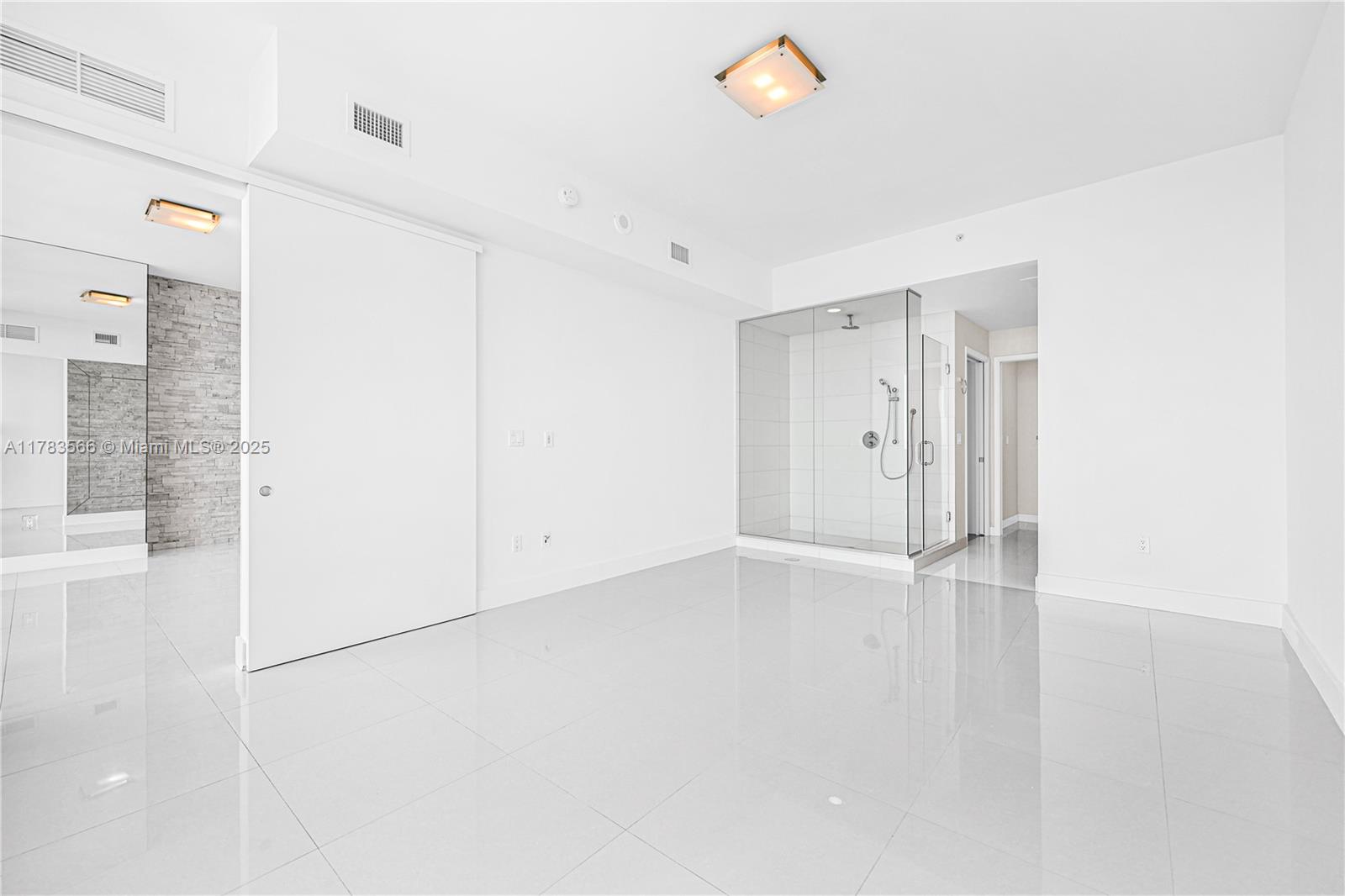 PARAMOUNT BAY - Residential