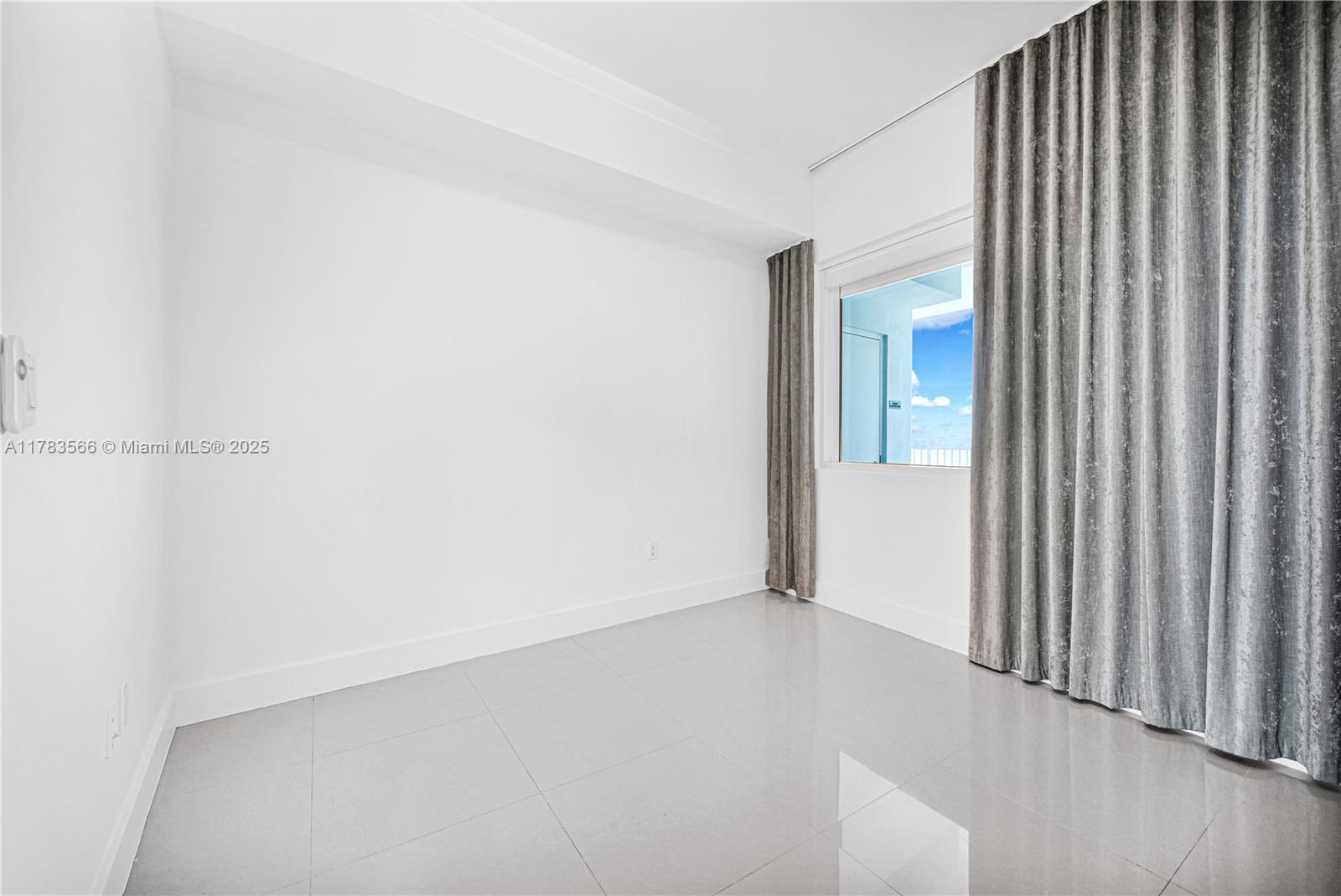 PARAMOUNT BAY - Residential