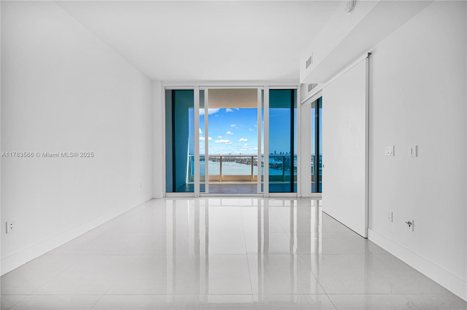 PARAMOUNT BAY - Residential