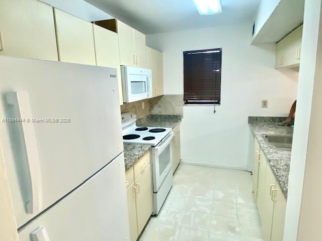 SOLEIL LAKE CONDO - Residential Lease