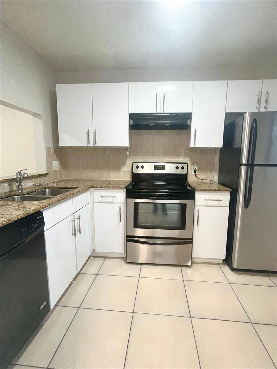 GREAT DEAL ON LARGE AND REMODELED 2/2 IN GREAT AREA NEAR EVERYTHING YOU NEED INCLUDING MAJOR ROADS . LARGE WALK IN CLOSET IN BIG MASTER WITH PRIVATE EXIT TO THE BALCONY WHICH HAS BEAUTIFUL GARDEN VIEW PLUS YOUR OWN WASHER/DRYER CENTRALLY LOCATED BETWEEN FT. LAUDERDALE, SOUTH BEACH AND DOWNTOWN MIAMI. EASY TO VIEW