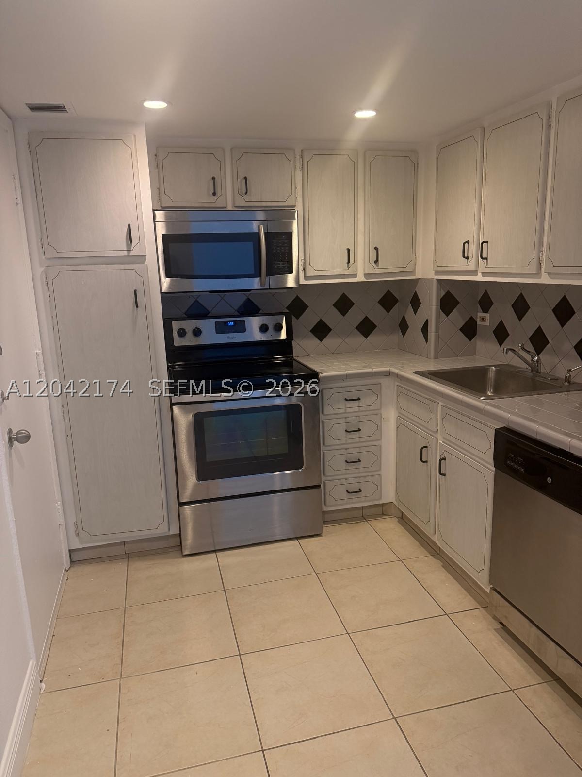 5005 Collins Ave 1104
