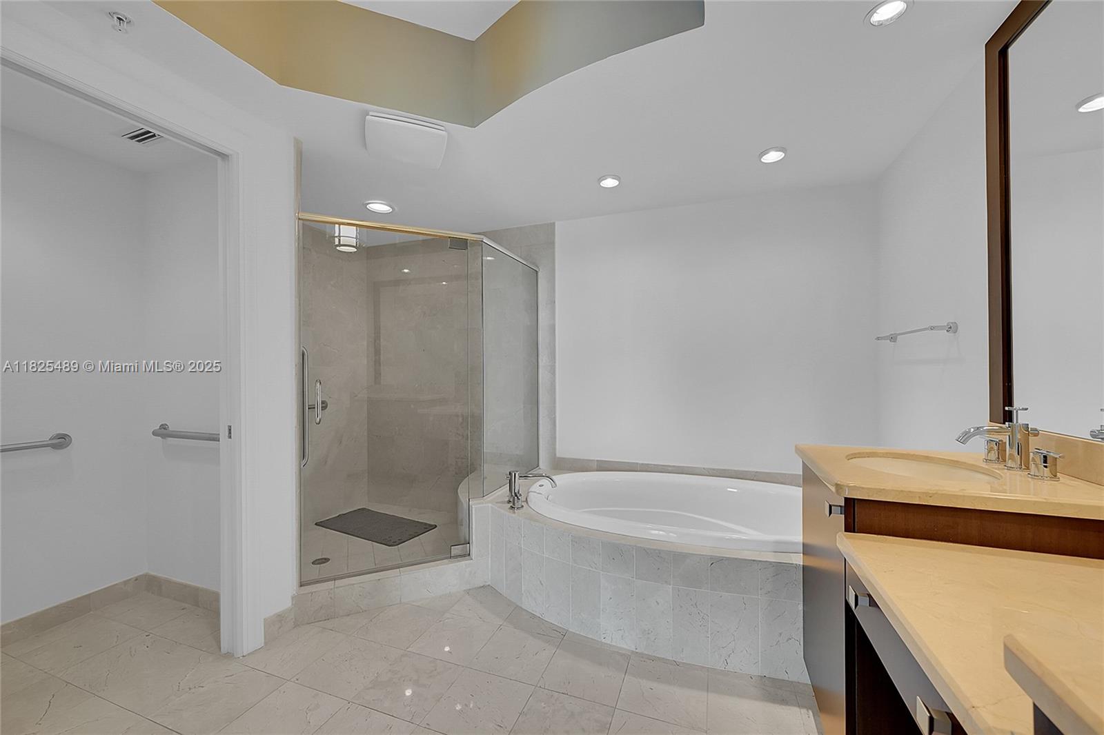 PLAZA AT OCEANSIDE (THE) - Residential