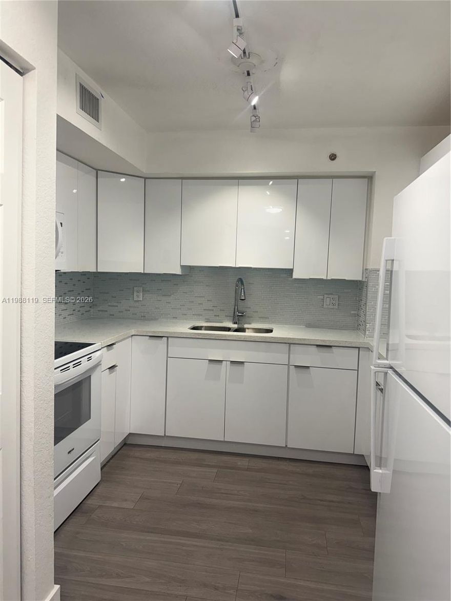 Spacious apartment for rent. 1 bathroom and 1 bedroom with balcony. White kitchen cabinets, white quartz countertops. Washer and dryer. Covered parking space. Elevator building. Centrally located.