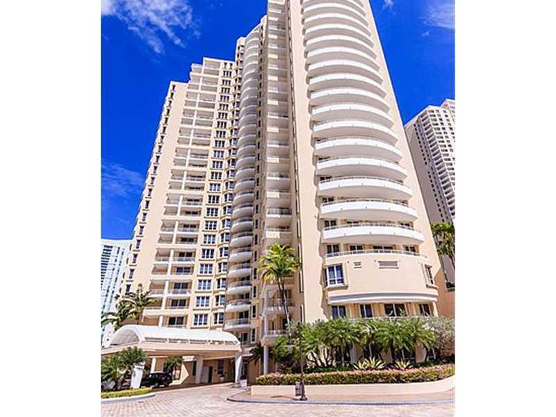 One bedroom unit located in peaceful "One Tequesta Point" in unique brickell Key, just seconds away from all the amenities Miami has to offer;offers permanent Concierge service-valet and covered parking-pool-gym-spa-racquet ball and squash courts-24hr g ated security , social room -bbq area.