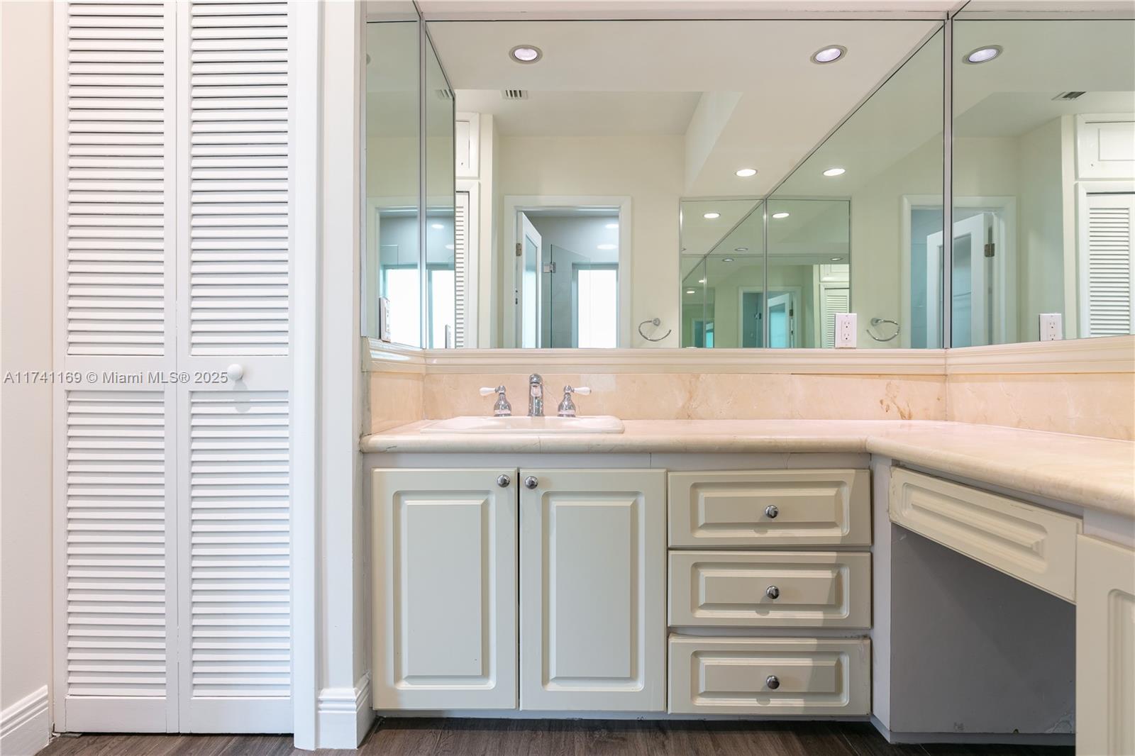 TROPICAL ISLE HOMES SUB 1 - Residential