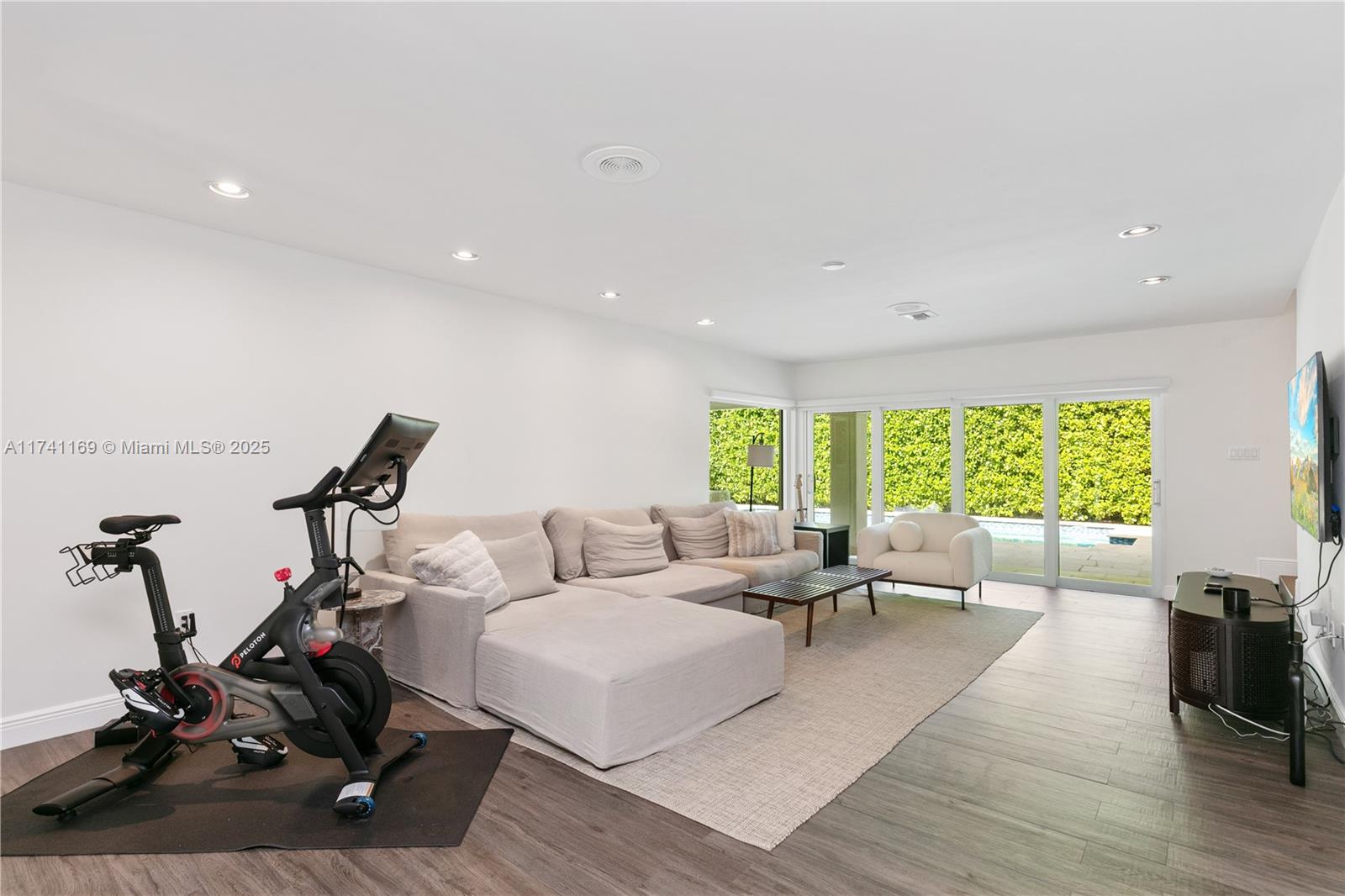 TROPICAL ISLE HOMES SUB 1 - Residential