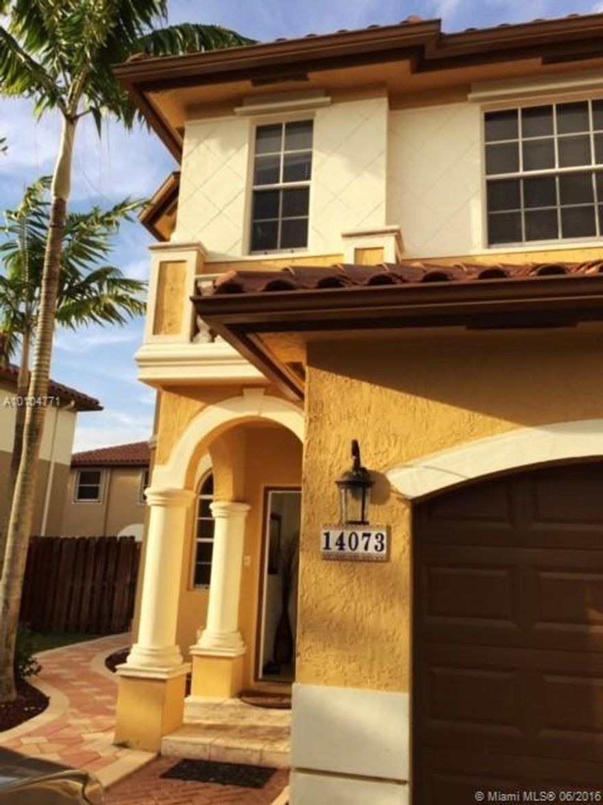 Magnificent spacious Towhouse in a peaceful community. Pristine condition. Bring your most picky client and let them dream with living in this family house. Spacious paved patio and sod in the front. Nice Neighborhood, very stable community.
This house is managed by a Property Manager and any potential tenant will have to go through double prescreening and application.