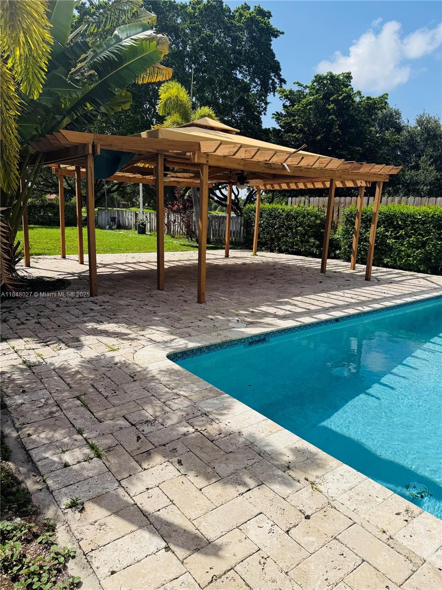 Ideal for a large family. Fast owner approval. 5 bedrooms available. Pool and trail and lake access from the backyard. Access via Supra between 8:00 a.m. and 6:00 p.m. Text the listing agent if you need more information.