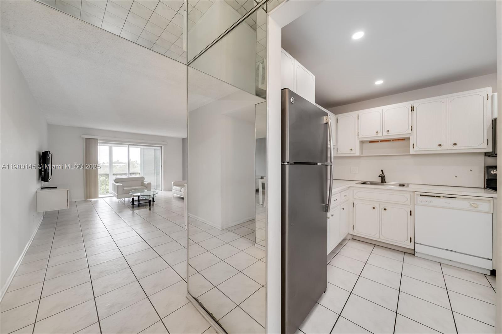 HILLCREST COUNTRY CLUB NO - Residential Lease