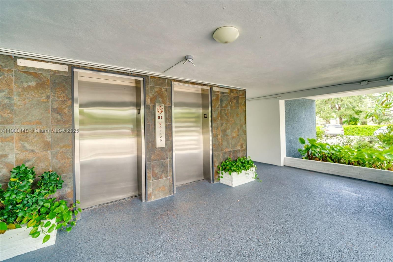 HILLCREST COUNTRY CLUB NO - Residential Lease