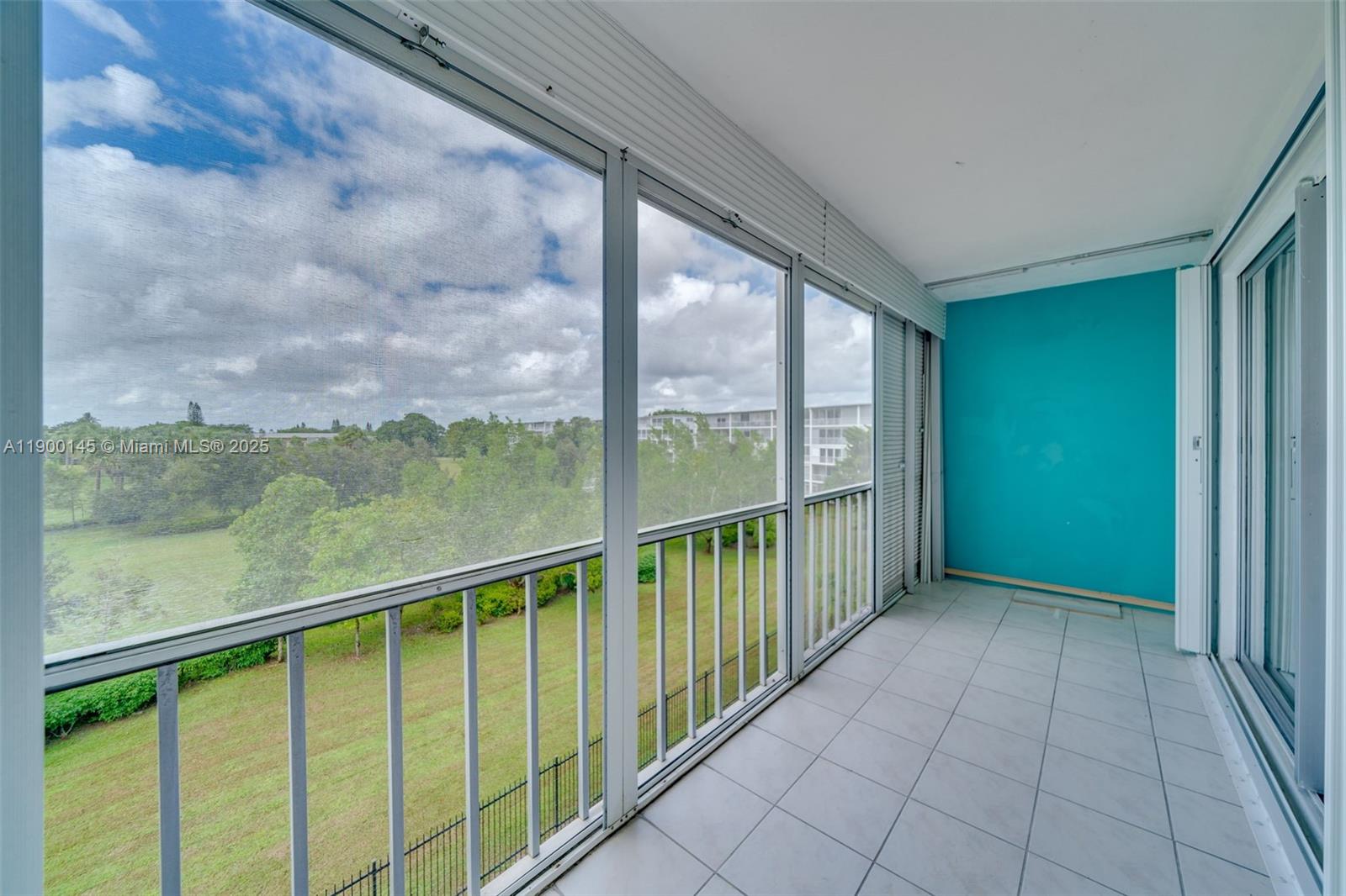 HILLCREST COUNTRY CLUB NO - Residential Lease